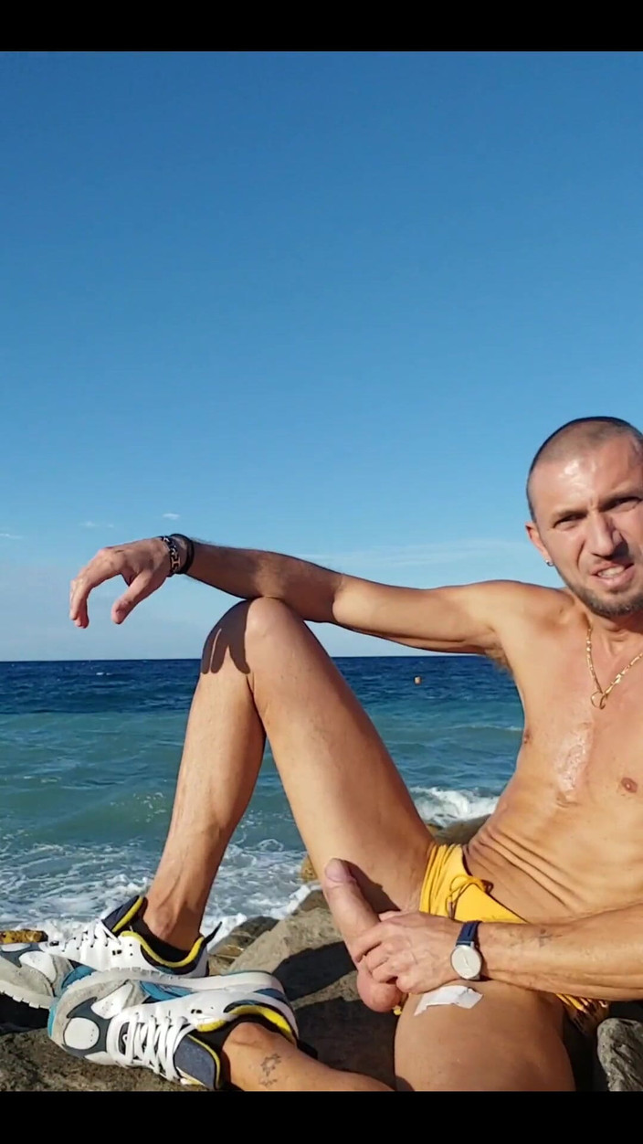 Boy jerking off: На пляже