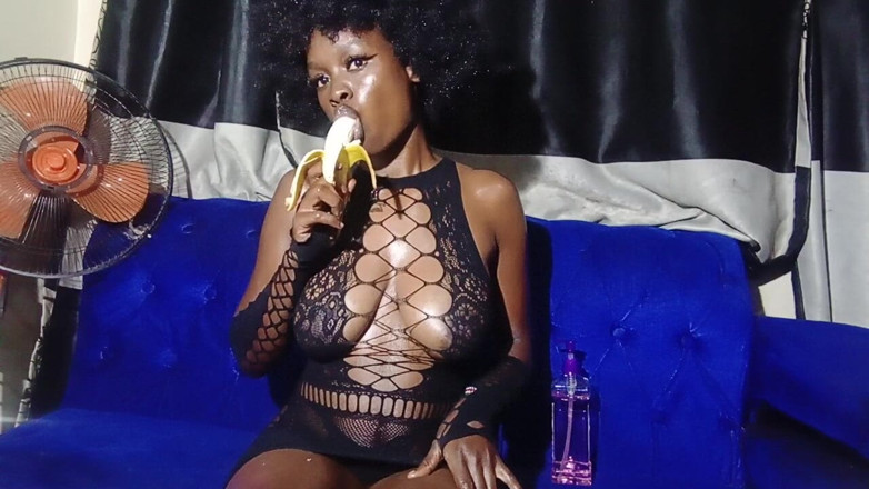 Ebonyschat: Alexa - Banane lutschen und selbstbefriedigen, lass uns geil werden