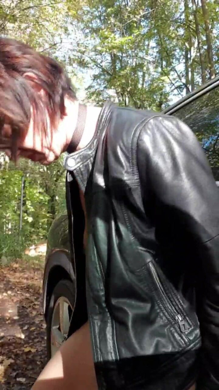 JulieEroticDress: La MILF ha un orgasmo nudo nel parcheggio