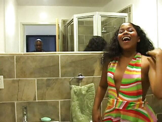 Wild Suckers: Czarna piękność pozwala Wee kapać z jej soczystej cipki