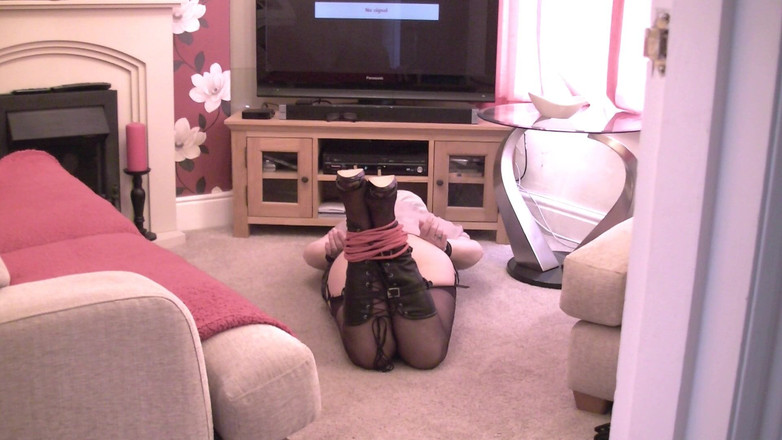 Julie Cunningham: Julie Cunningham suri rumah &amp; diikat babi