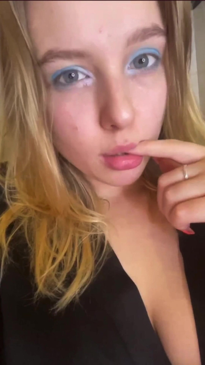 JuiceLussie: Sexy amatérka Sedni si na obličej a masturbuj