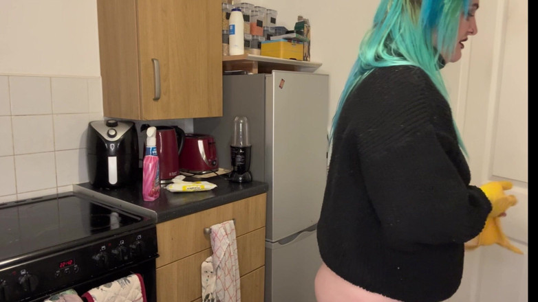 EeveeXo: 恼火的女仆屁股清洁
