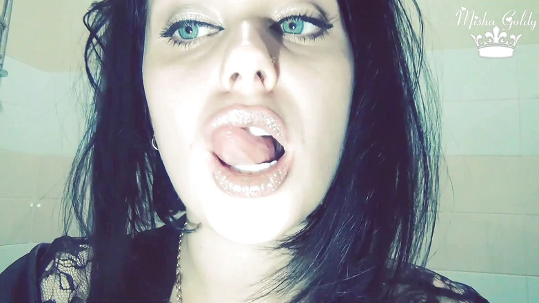 Goddess Misha Goldy: Golden lips