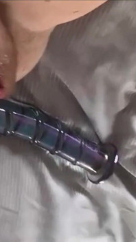 Una miLF arrapata geme e si scopa duro per orgasmi multipli e squirta