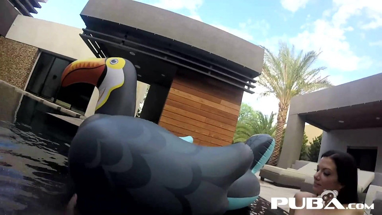 PUBA: Leya i Lynn uprawiają lesbijską seks w basenie