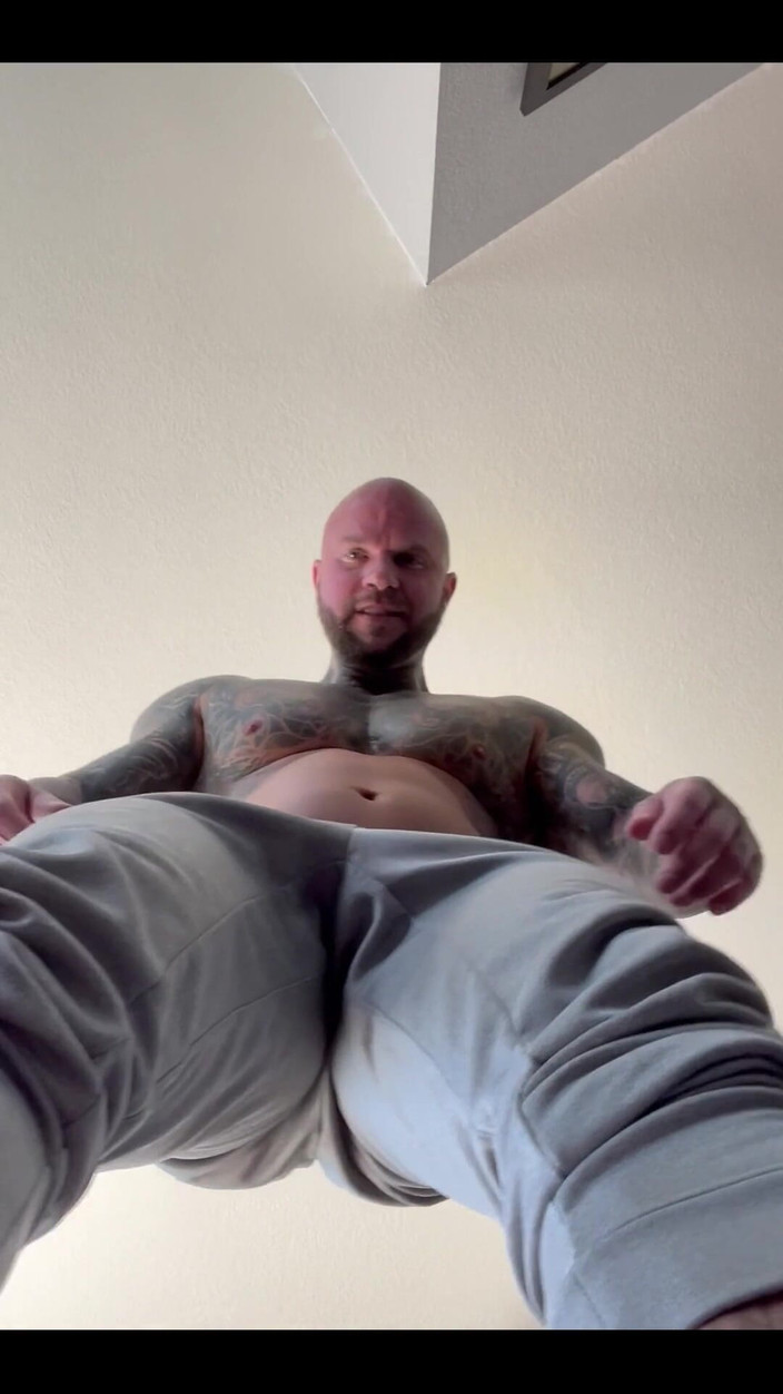 Jasons feet: Riese Jason stampft auf Tiny City