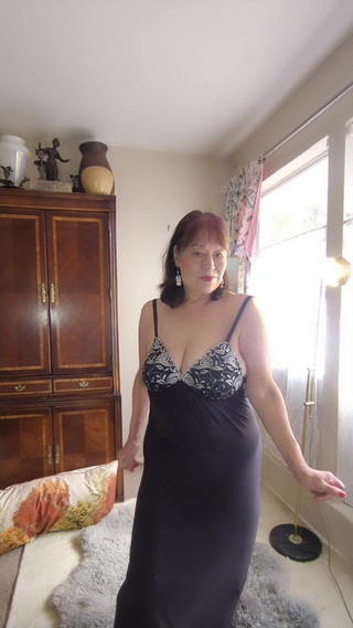 Zilah Luz: Geil harig poesje 70-jarige oma striptease, genietend van mijn glazen dildo &...