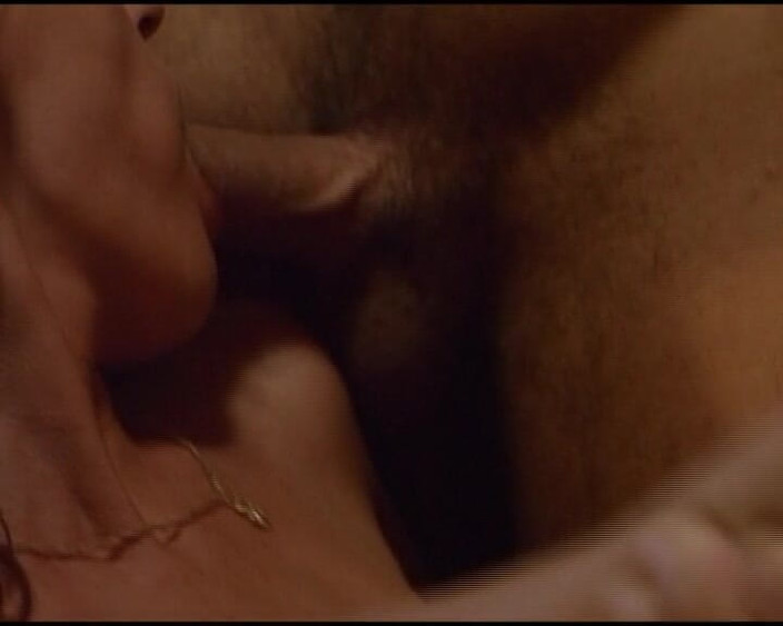 German Threesome: 渴望鸡巴的女服务员在酒吧里玩弄两根鸡巴