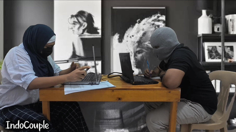 Indo Couple: Mamada caliente en el trabajo de un compañero de trabajo...