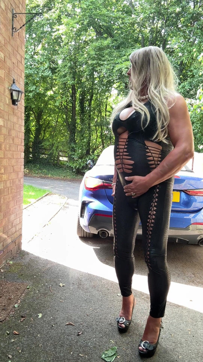 Kellycd2022: 穿着黑色 pvc 紧身连衣裤和高跟鞋的性感 Crossdresser Kellycd2022