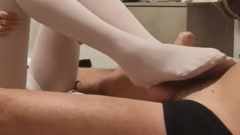 LauraOnHeels: パンティストッキングとヒールを履いたミルフがフットジョブをする