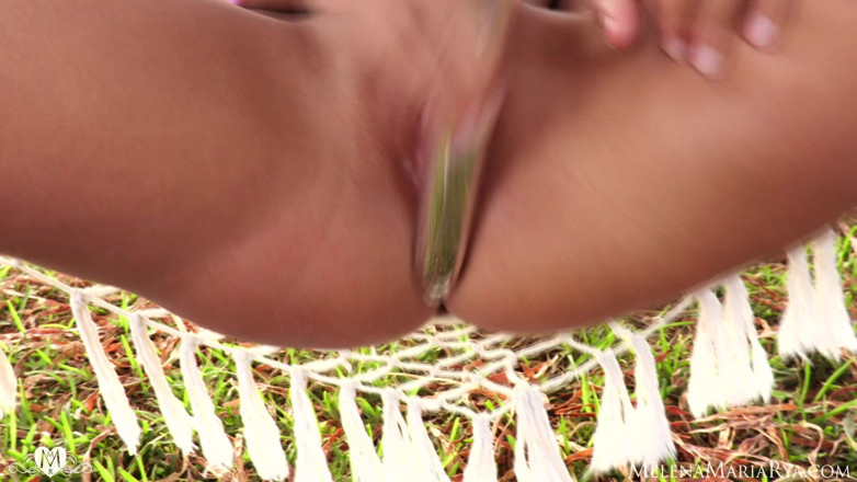 Melena Tara: Kundička dildo šukání! Stříkání