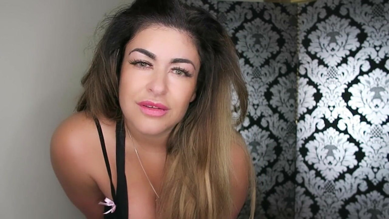 Miss Krystal Goddess: Home wrecking cleavage