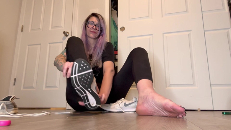 Peppermint Giantess: Size 16 Feet Squeezing Into Smaller Size Sneakers