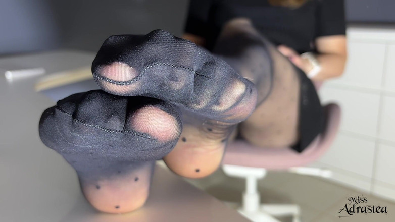 Miss Adrastea: Je baas weet het, voetbitch!