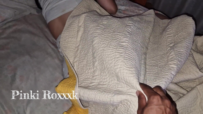 Pinki Roxxxk: Si Dia membangunkan saya untuk mengongkek saya dan memancut ke...