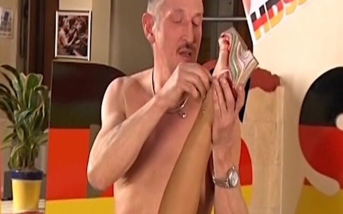 Busty German Sluts: Büyük memeli Alman sürtük yarağa biniyor ve masajda emiyor