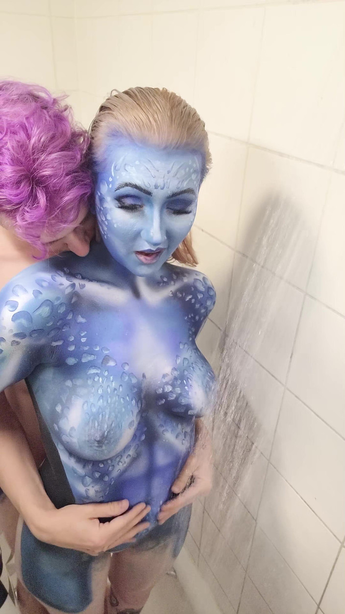 Em Yang: X-men mystique bodypaint douche verwijderen &amp;neuken
