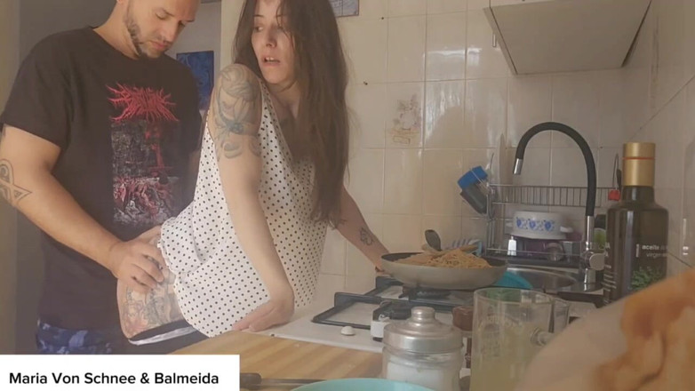 Maria V Schnee: 彼女が料理をしている間、私は彼女を犯しています