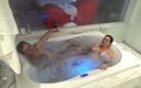 Leydis Gatha: Пара расслабляется в горячей ванне после интенсивного секса во всех дырках зрелой милфы