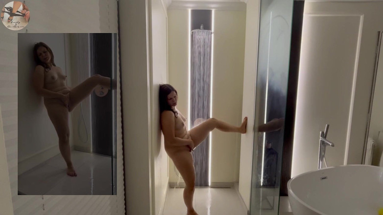 beauty_and_the_other_one: Lexi duscht und masturbiert