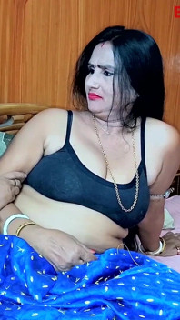 Un ragazzo eccitante ha scopato la sua matrigna quando lei lavorava nella stanza da letto