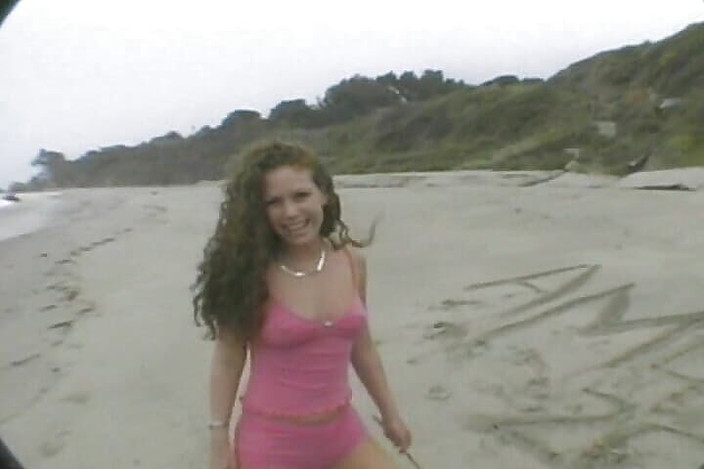 Monde Francais: Хорошенькая французская шлюшка-брюнетка ест сперму после траха в машине