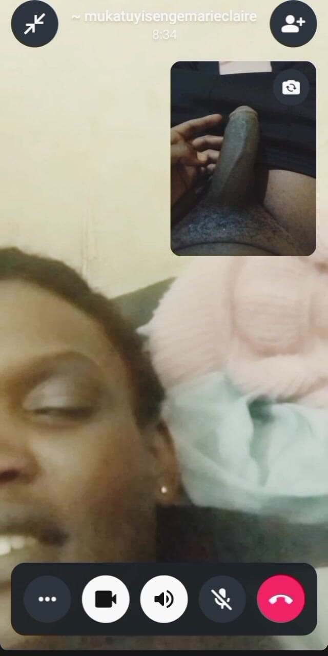 Me and my new slut: Mama miang eboni melancap dalam panggilan video dengan lelaki zakar...