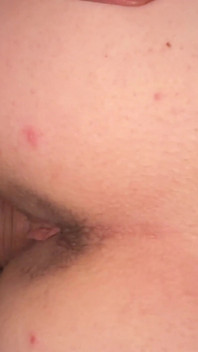 Une demi-sœur vierge se masturbe et veut baiser avec une petite bite vierge