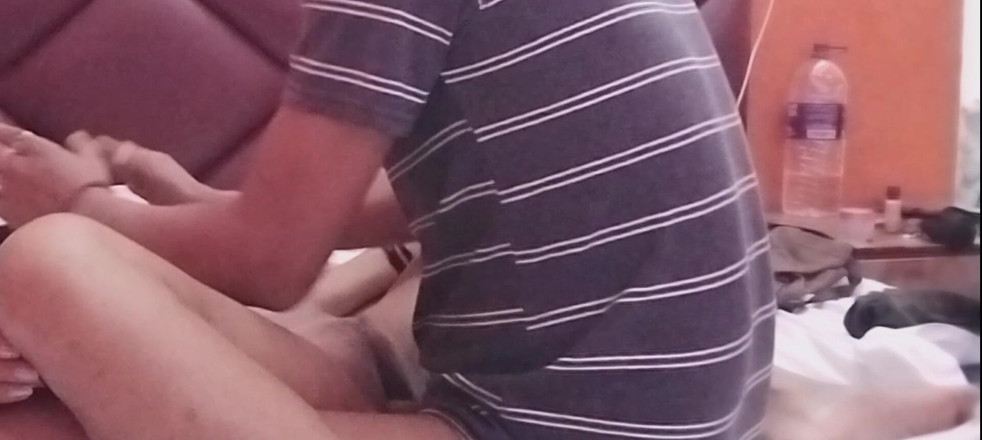 Uttar dinajpur: Pasangan hot ini lagi asik nyepong dan ngentot pakai kain...