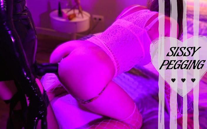 Fetish Explorers: Menambat teman wanita banci saya