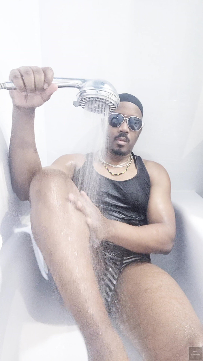 Soft Soleman: Tôi rửa cơ thể của mình trong bồn tắm 5