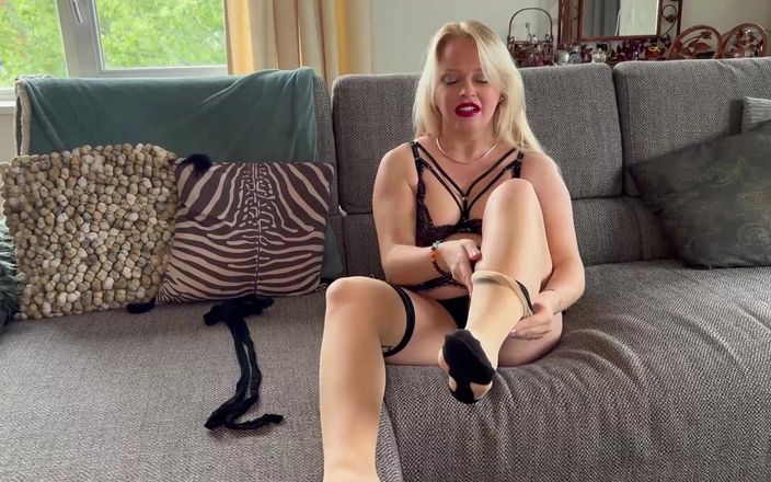 Anna Lynx: वापस सीवन स्टॉकिंग्स पर कोशिश कर रहा है