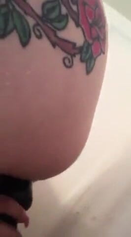 Curvyliz9: Anal play in shower