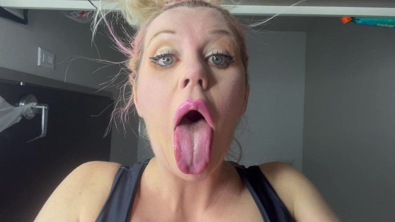 Sultry Silvea: Ateşli Silvea göğüslerimle seni yalıyor ve pusuya düşürüyor