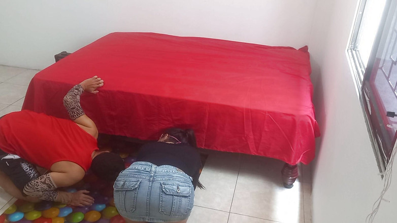 Martin13: Ich habe den Klempner gefickt, während er das Bett reparierte....