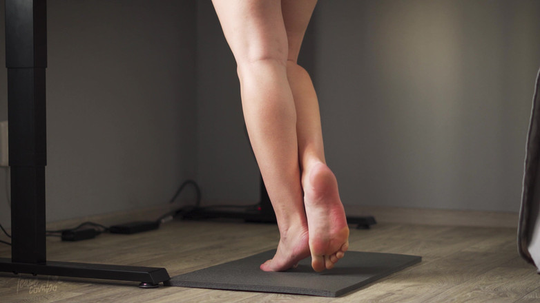 Teasecombo 4K: スタンディングデスクで10代の子牛を見る