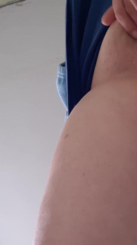 La MILF in minigonna si masturba al lavoro