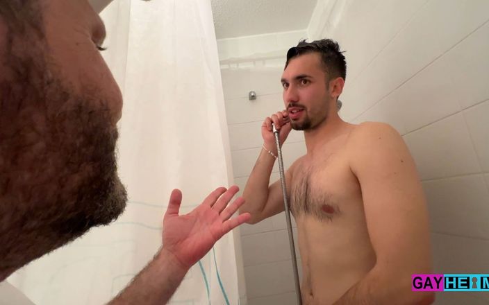 GAYheim: Arsen Balkanboy während des duschinterviews