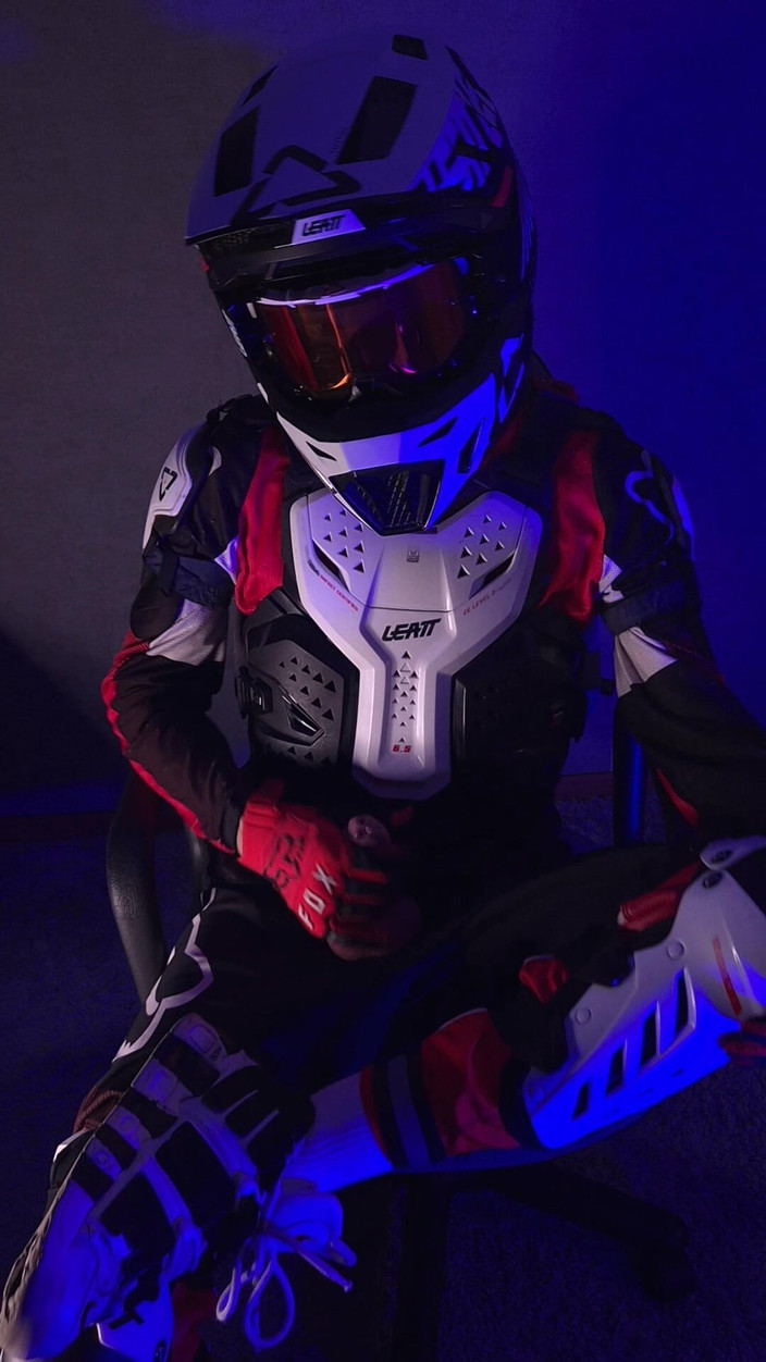 Sneakersmax98: 밤에 사정하는 발정난 바이커