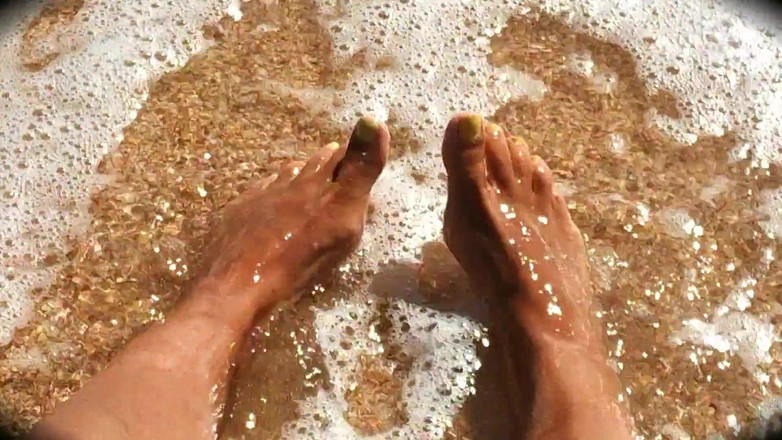 Lukerya: 太陽の下で孤独な主婦が海の波で彼女のセクシーな脚を愛撫する