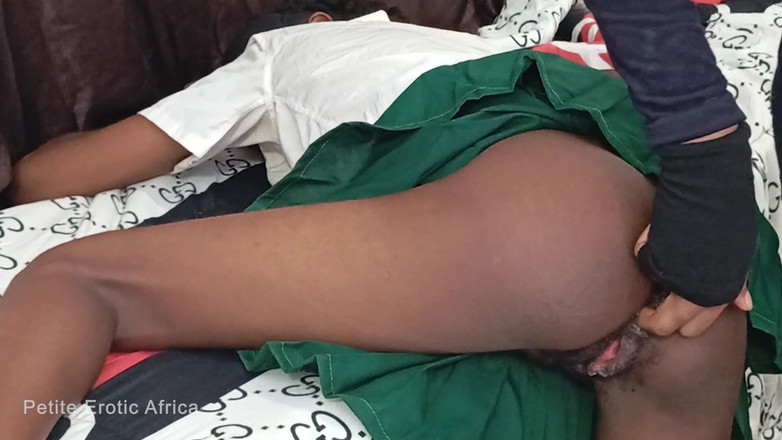 Petite Erotic Africa: Teen gỗ mun ngọt ngào lấy con cặc khổng lồ...