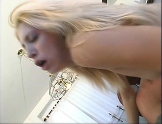 Anna Bell Peaks: Une ado fourre sa chatte mouillée et étroite avec une bite...