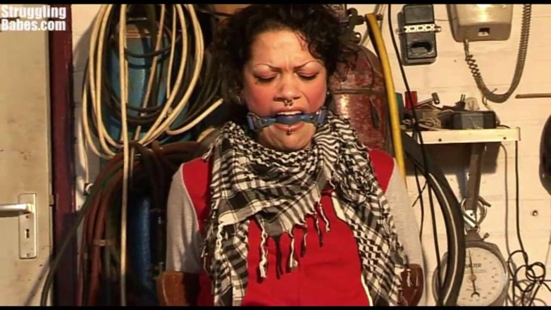 Submissed: Steffi cadeira amarrada ballgagged