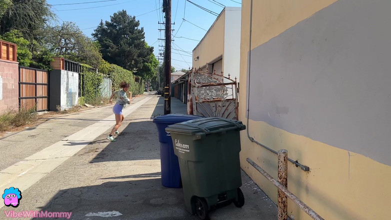 VibeWithMommy: Về nhà và đụ mẹ kế của bạn!