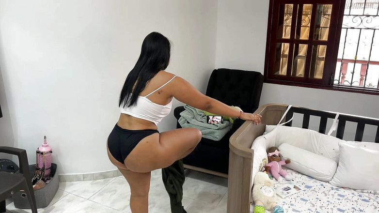 Katrina4deluxe: Istriku menungguku di kamar yang basah dan seksi