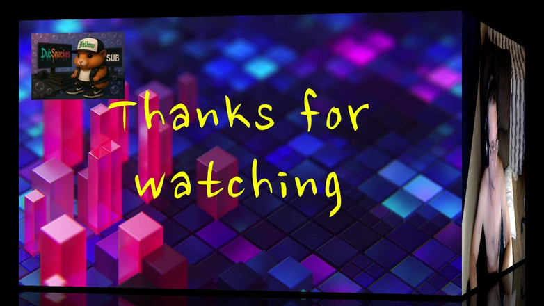 DubeSnackes: Dubesnackes Siedzi przy swoim komputerze Ogląda niektóre porno na komputerze....