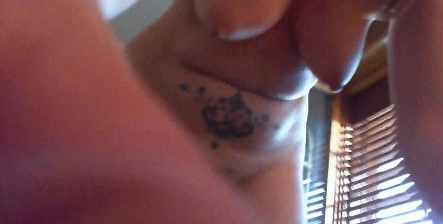 Nicoletta Embassi: Твоя мама бере в свою дупу цей красивий величезний член і робить жирний сквірт на все твоє обличчя