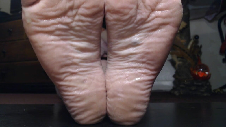Abby Anna: Super closeup my wrinkled soles oiled